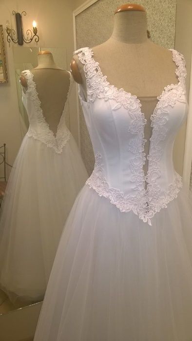 suknia ślubna biała gorsetowana z koronką i odkrytymi plecami