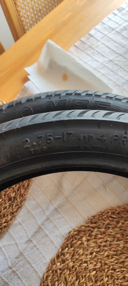 Dois pneus de mota frente e traz novos 100/90-17 e um 2.75-17