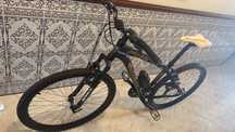 Bicicleta Prime com garrafa de água