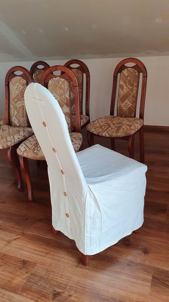 Krzesła i stół z drewna