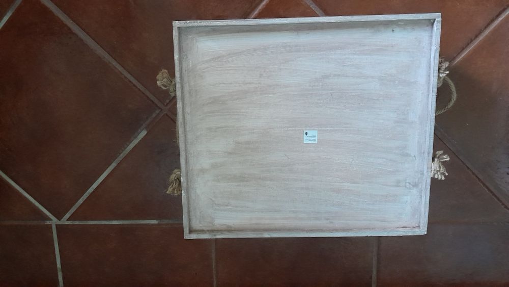 Caixa decorativa/arrumação com cordas dos lados a servirem de pegas