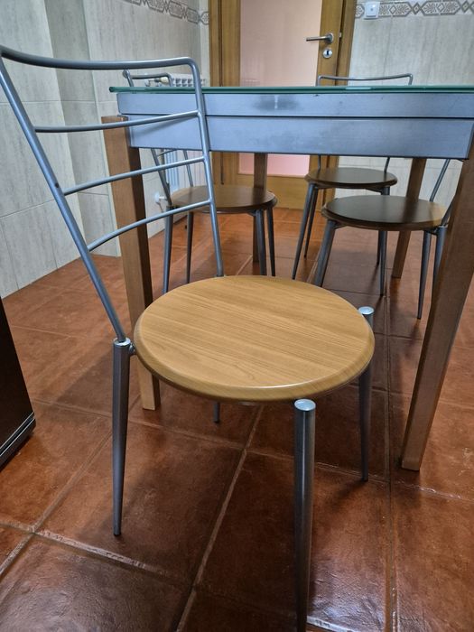 Mesa de Cozinha com 4 Cadeiras – Elegante e em Ótimo Estado