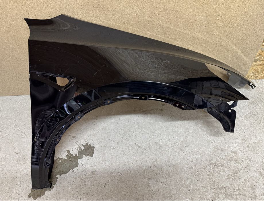 Tesla Model Y крило праве