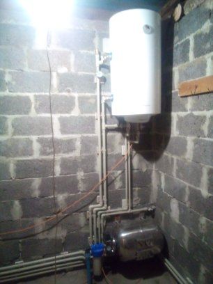 Встановлюємо опалення,проводимо воду каналізацію монтуємо  сантехніку