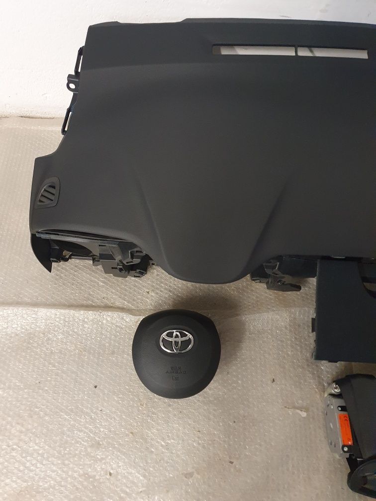 Toyota Yaris III 3 lift deska rozdzielcza konsola airbag pasy