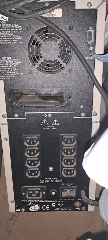 Ups APC Smart-UPS 2200 z bateriami