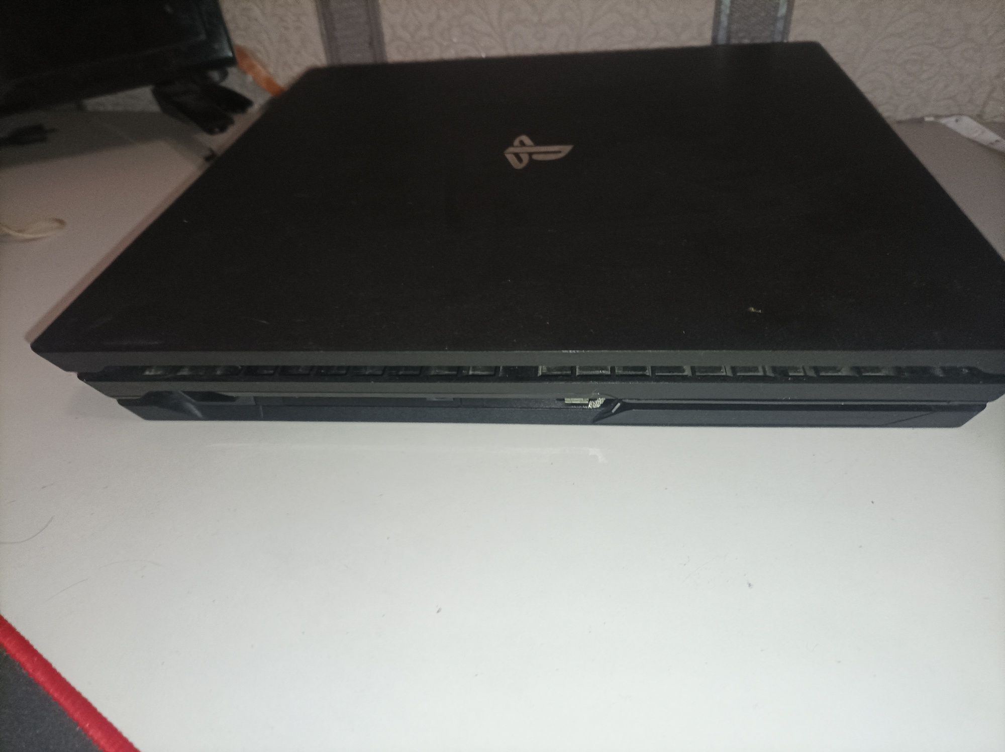 Ps4 pro как новая 1TB диски ГТА 5  юфс 3  и 2 джойст