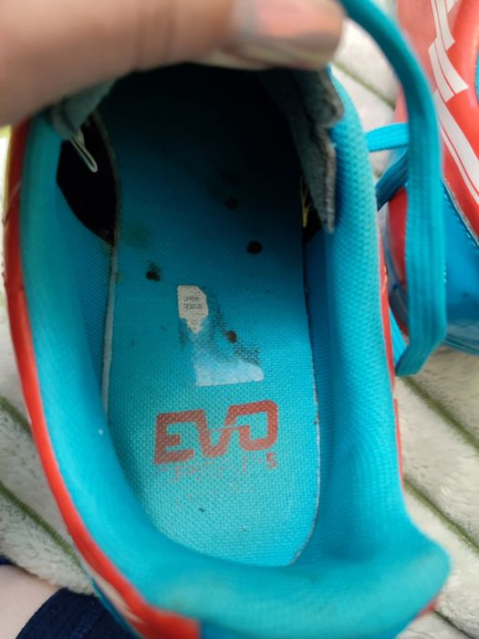 Футбольні бутси сороконіжки Puma
Футбольні бутси сороконіжки чи