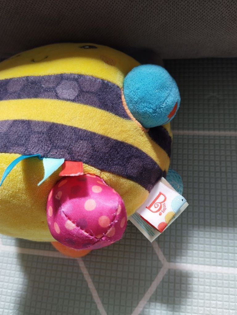 Fuzzy Buzzy Bee – brzęcząca pszczółka sensoryczna  marki B.Toys