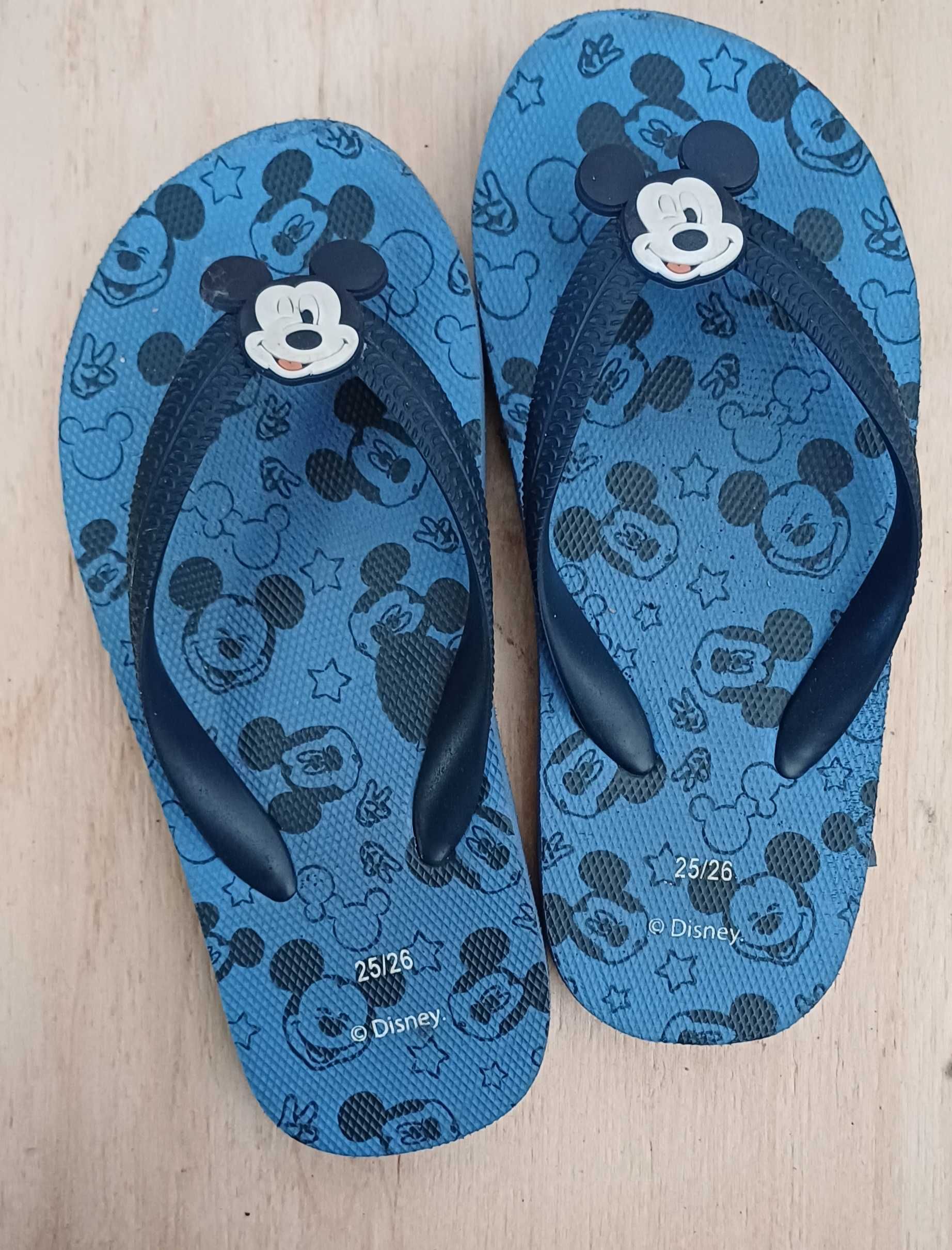 Sandálias e crocs bebe de varios tamanhos