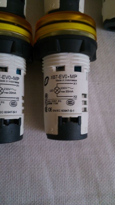 Lampka kontrolka sygnalizacyjna LED XB7-EV0-MP na 220 230V żółta