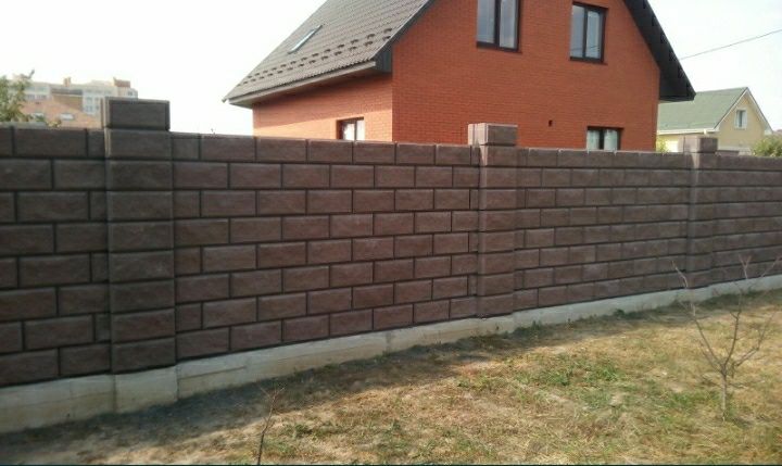 Будівельні роботи, паркан забор з блоків рваний камінь