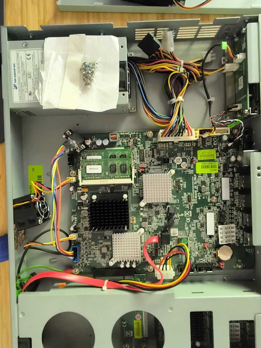 Komputer Firewall Serwer Checkpoint T-120 8x Ethernet SATA