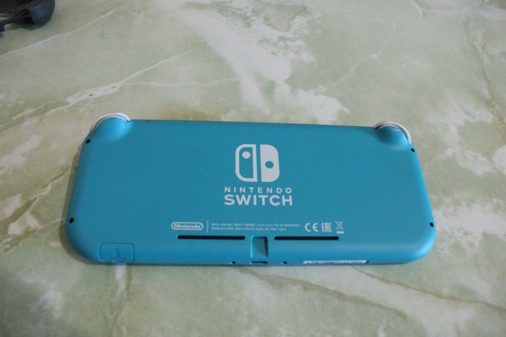 Продам приставку Nintendo Switch Lite.