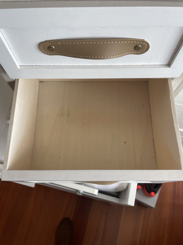 Mesa pequena de arrumos