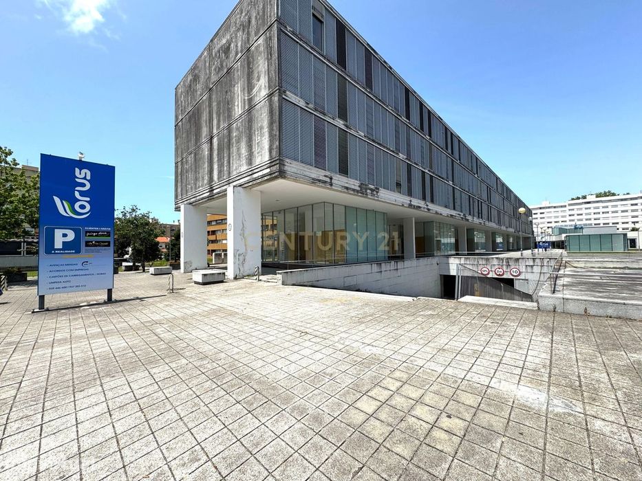 Parque de estacionamento com 108 lugares em São Mamede de Infesta, Mat