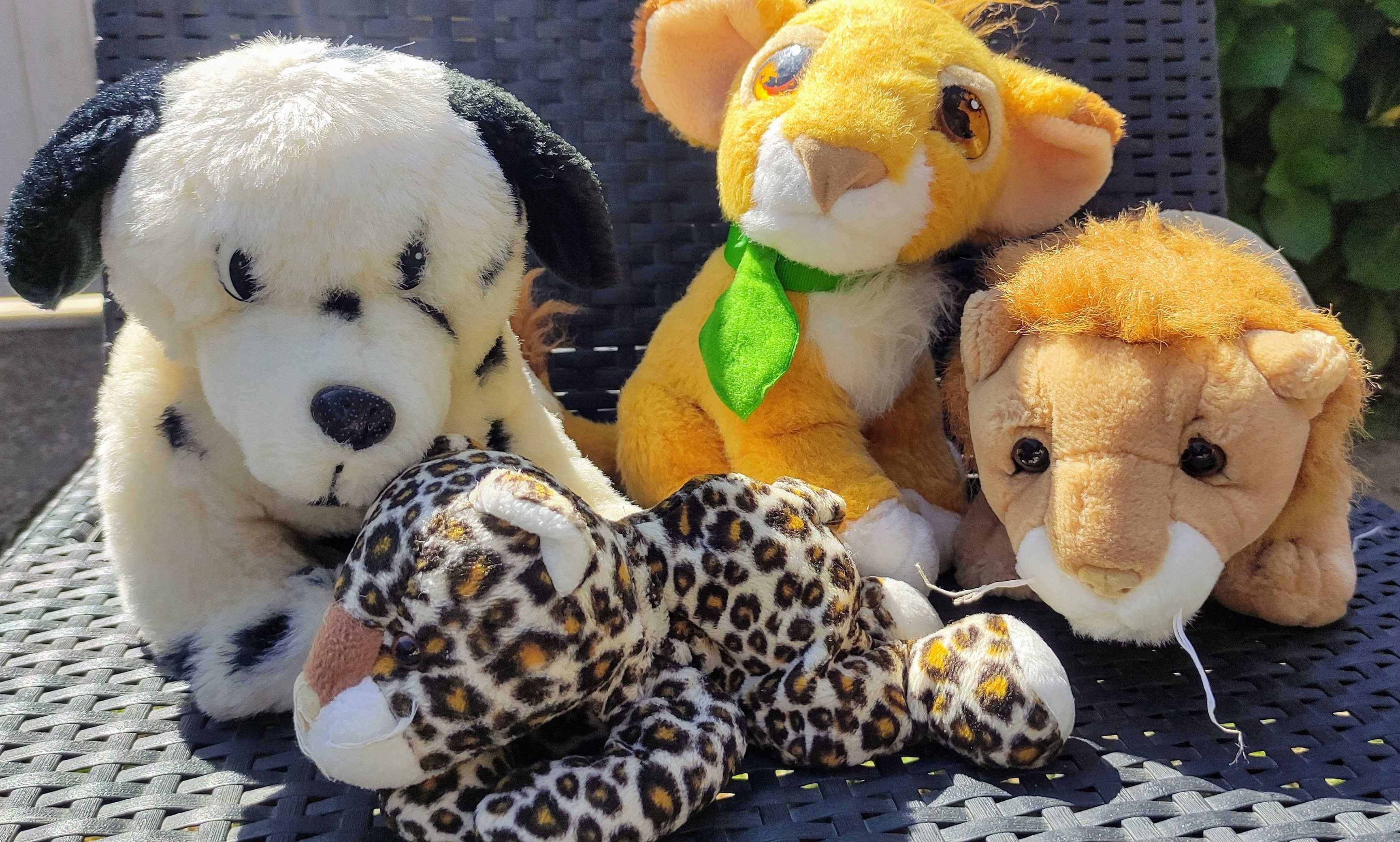 Vários peluches bem estimados