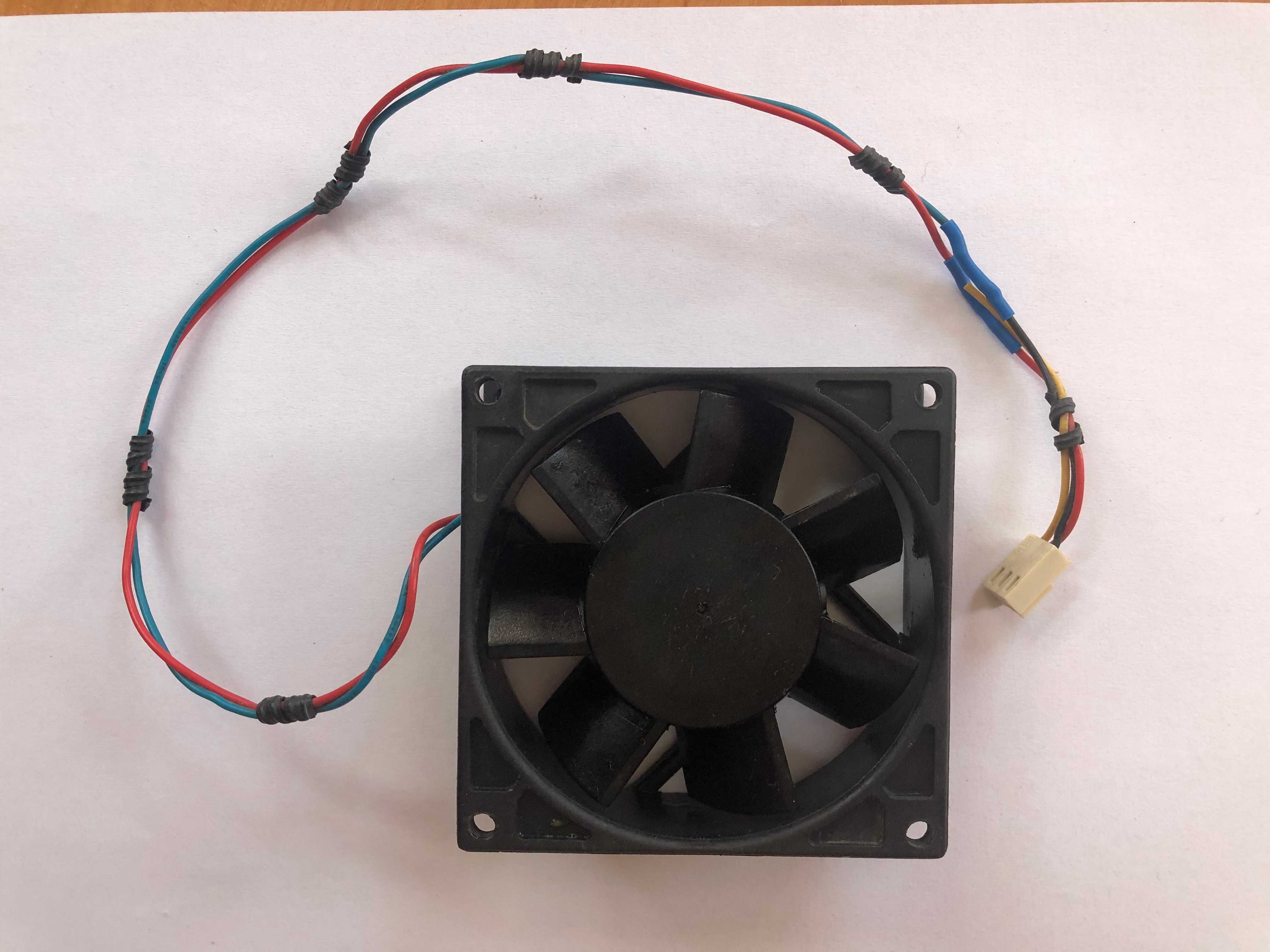 Wentylator 2,5x8x8 cm,  5V - 12V Wentylatorek