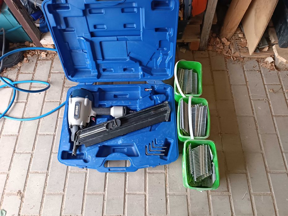 Pistolet pneumatyczny BASSO + gwoździe.