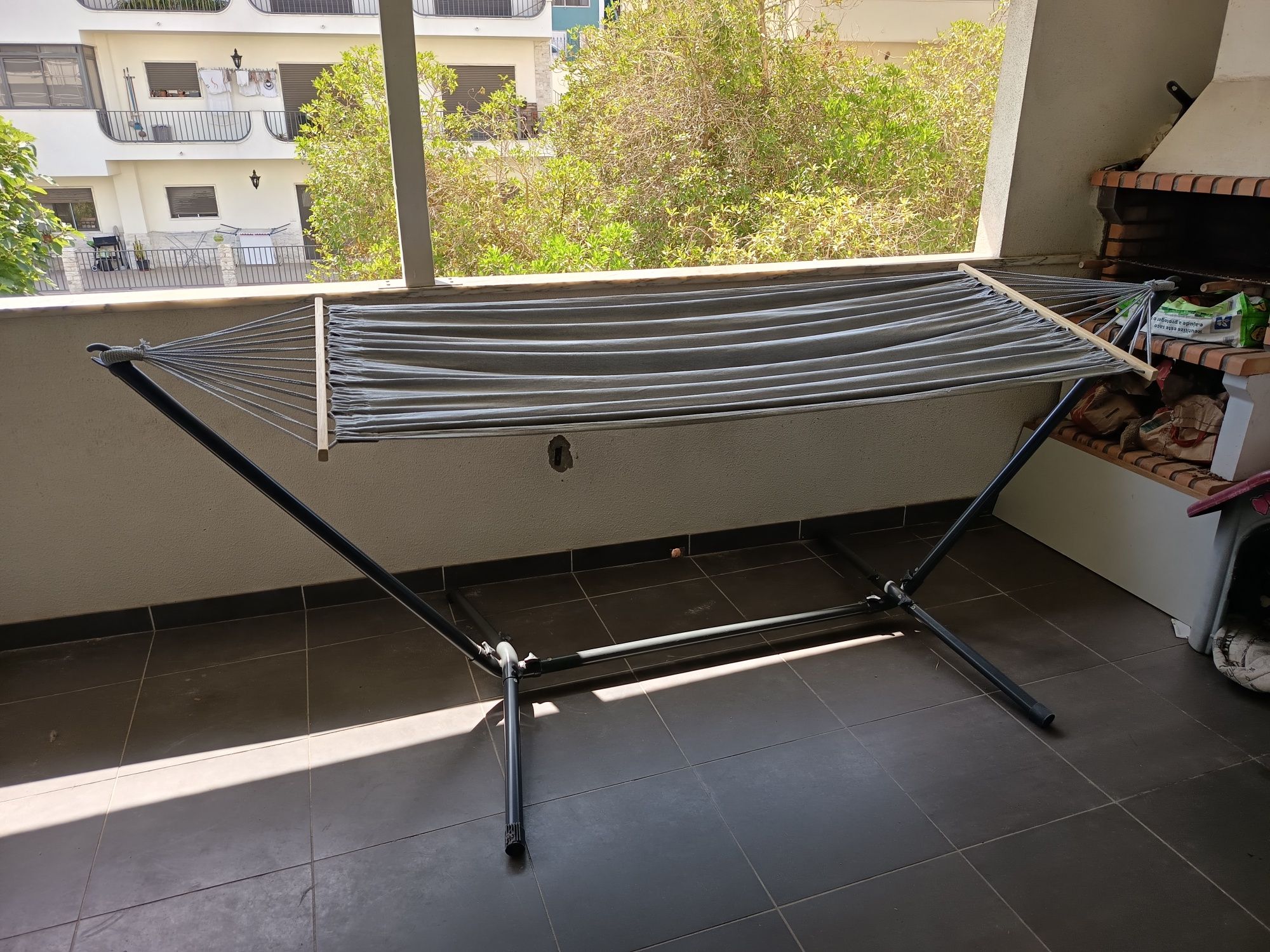 Cama de rede com suporte