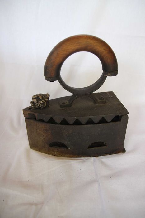 Stare żelazko z duszą i głową lwa - antyk, dekoracja