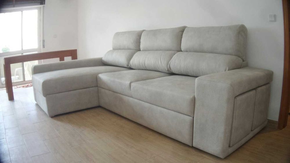Sofa chaise com baú elevatório + 2 puffs NOVO