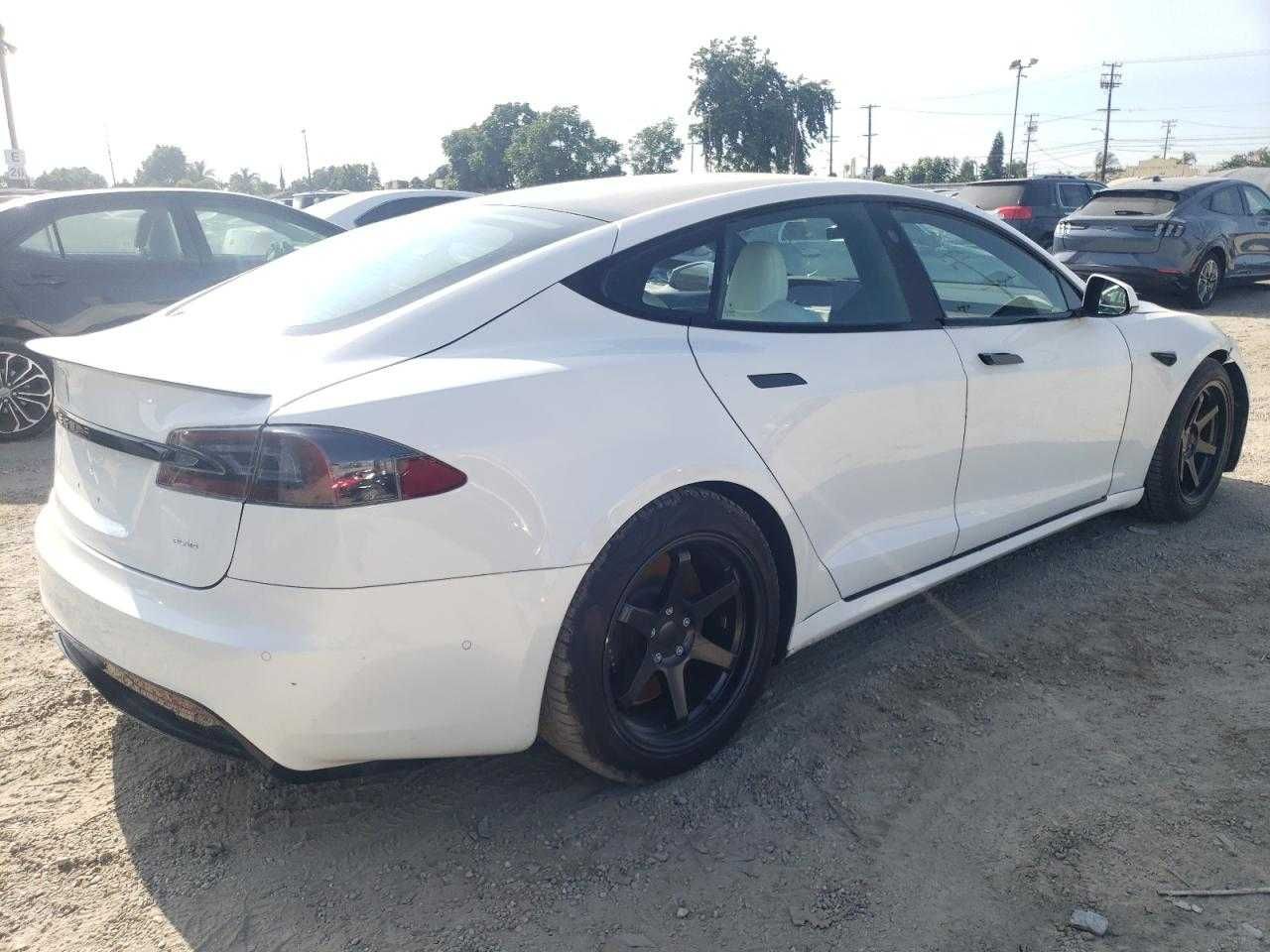 Електричний седан Tesla Model S 2021 з США