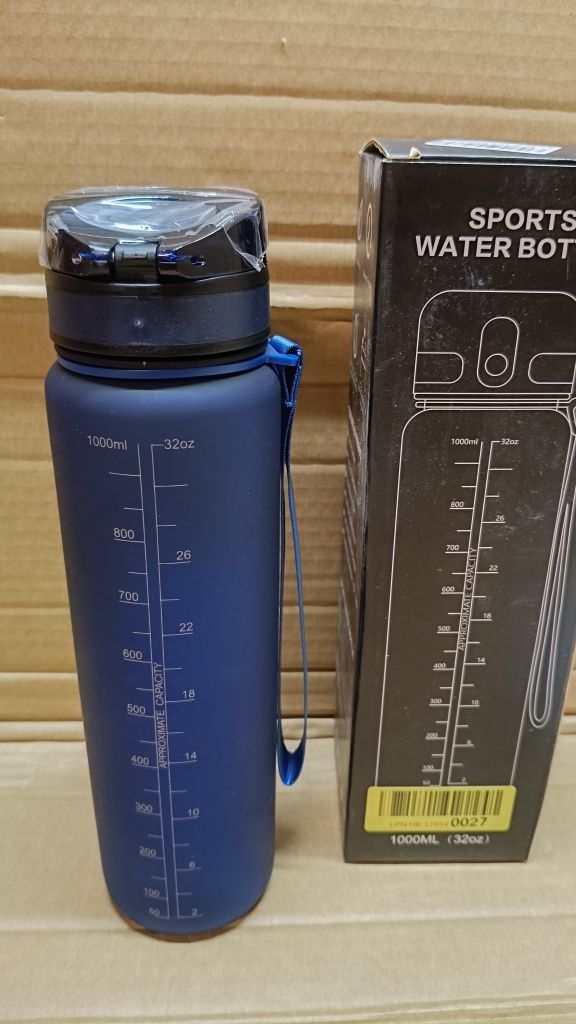 Granatowa butelka na wodę z miarką 1000 ml