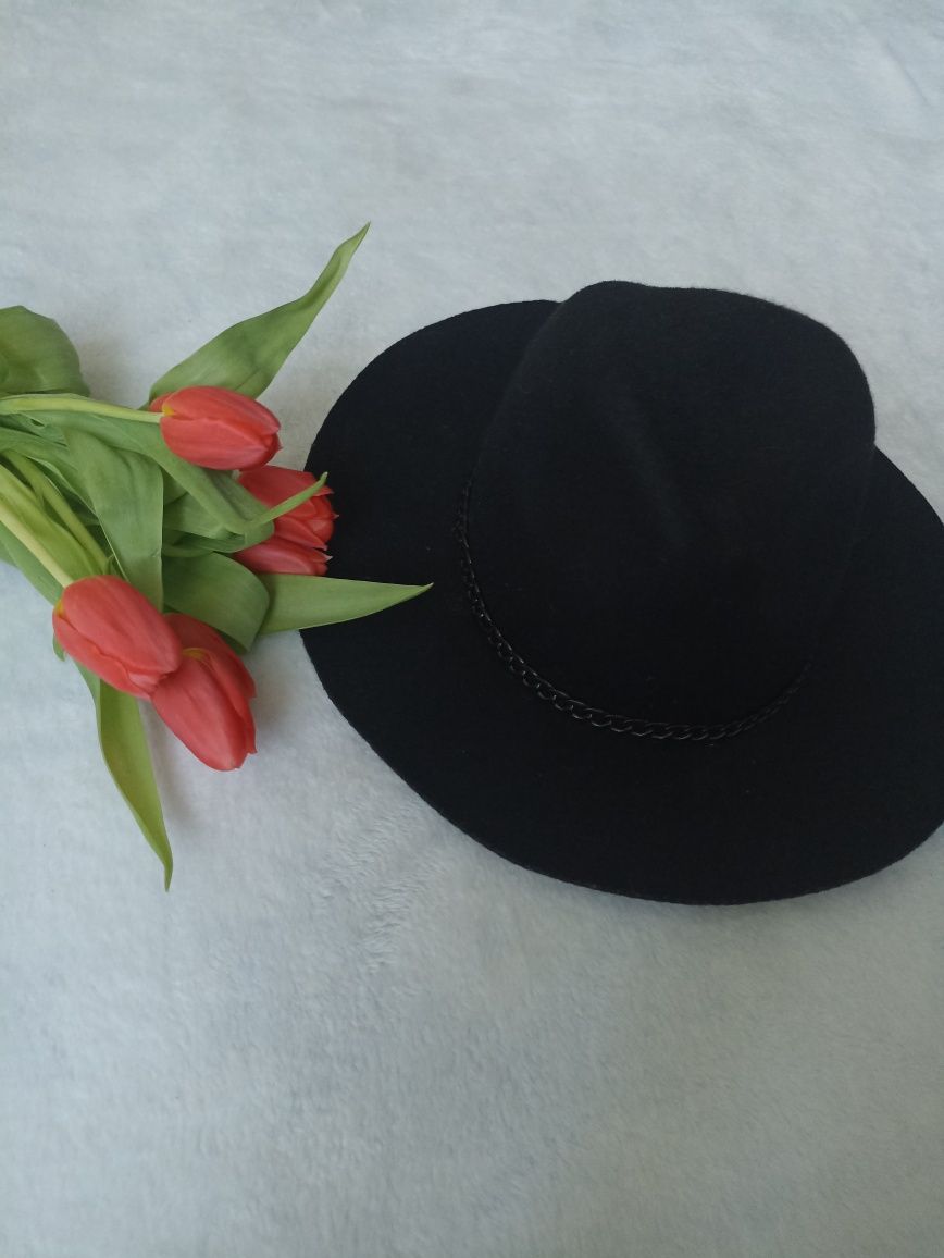 Czarny kapelusz z łańcuszkiem House