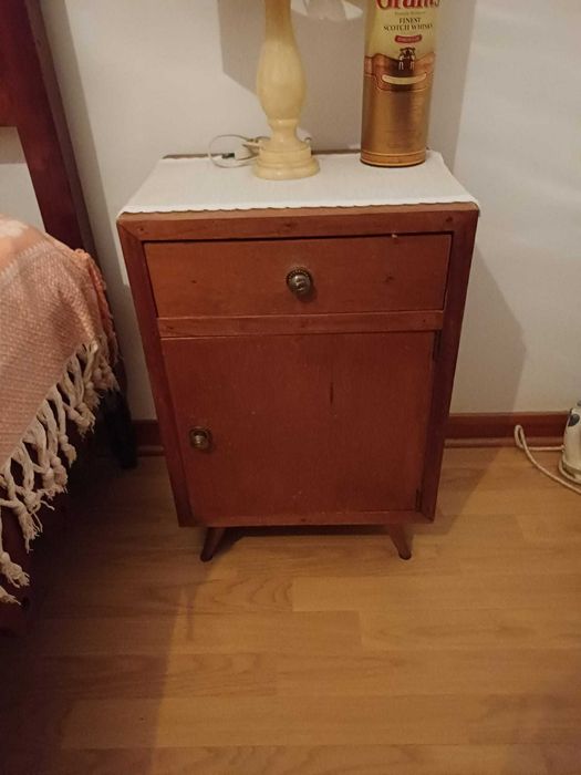 Cama antiga de corpo e meio e cómoda e mesa de cabeceira