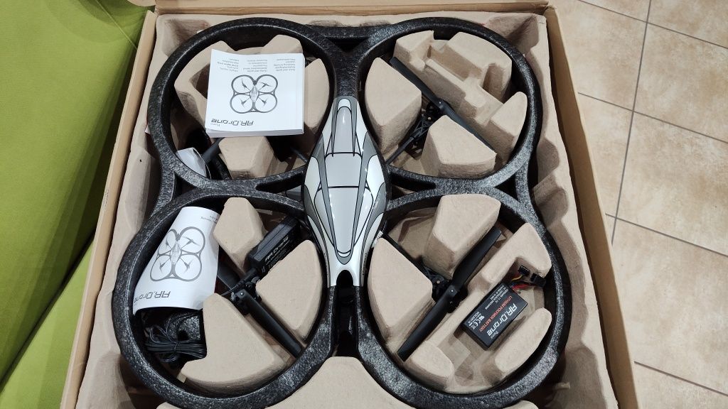 Dron z kamerą PARROT AR. DRONE