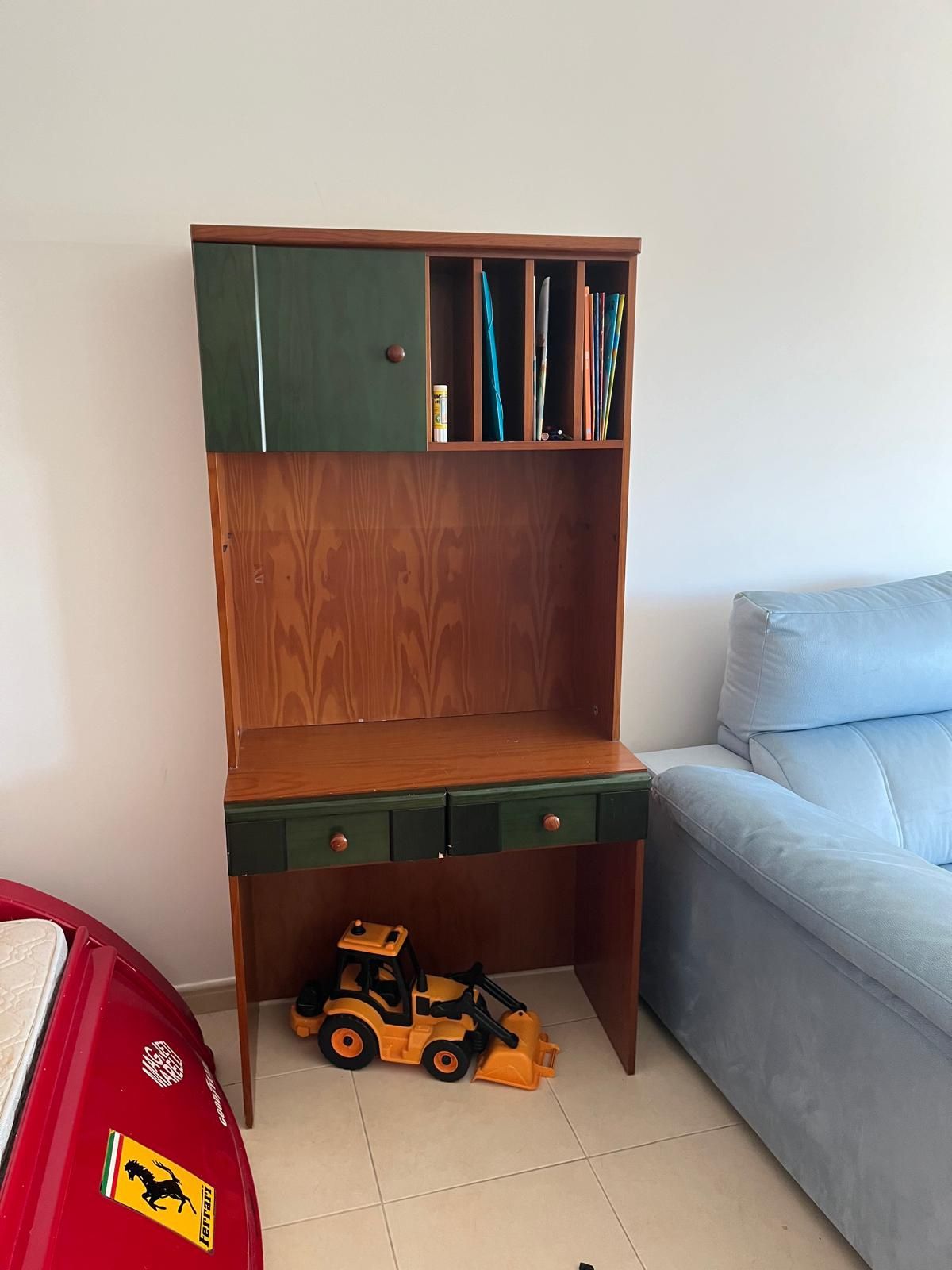 Mesa com armário
