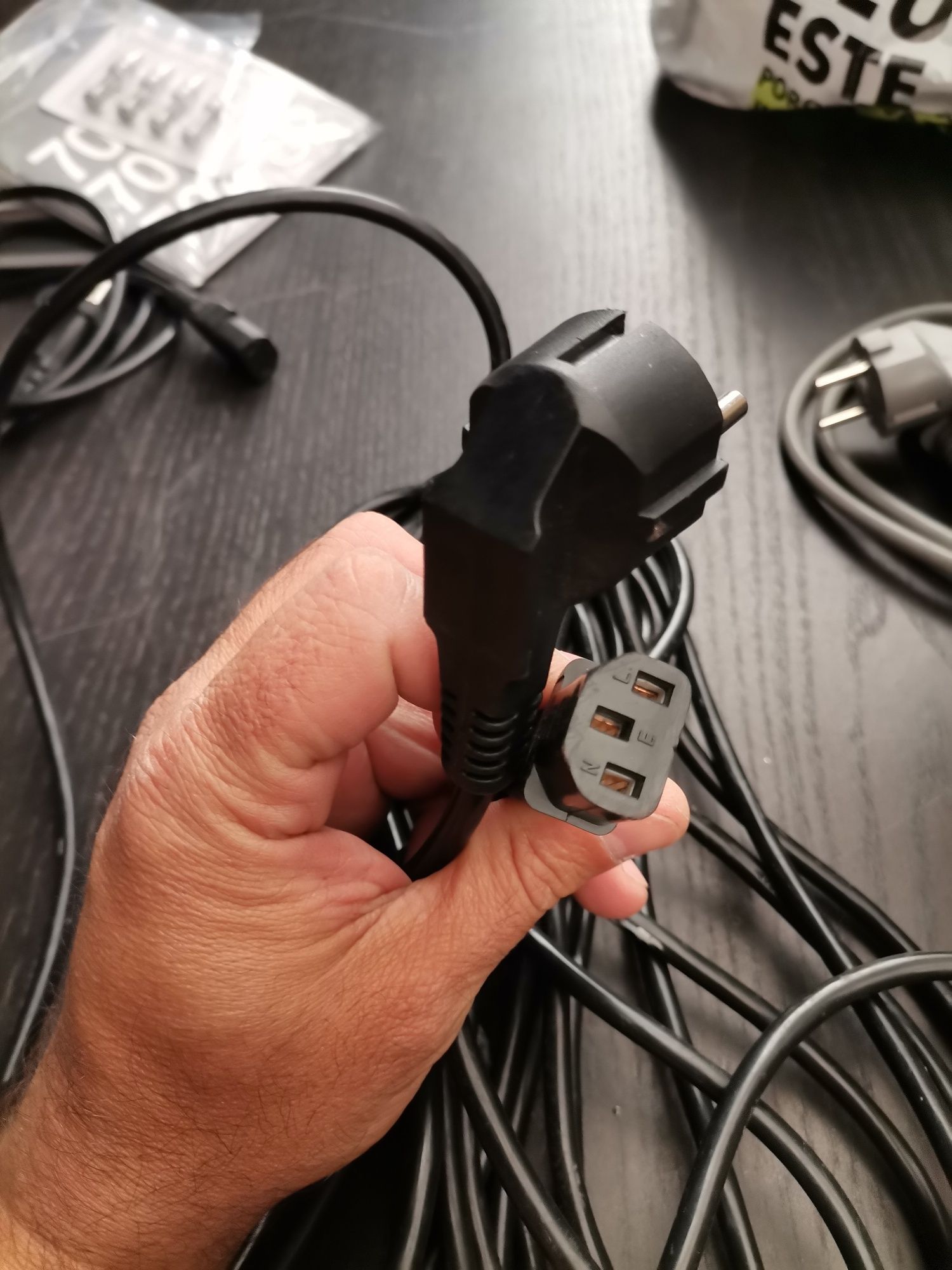 Cabos eléctricos para equipamentos de audio e vídeo.