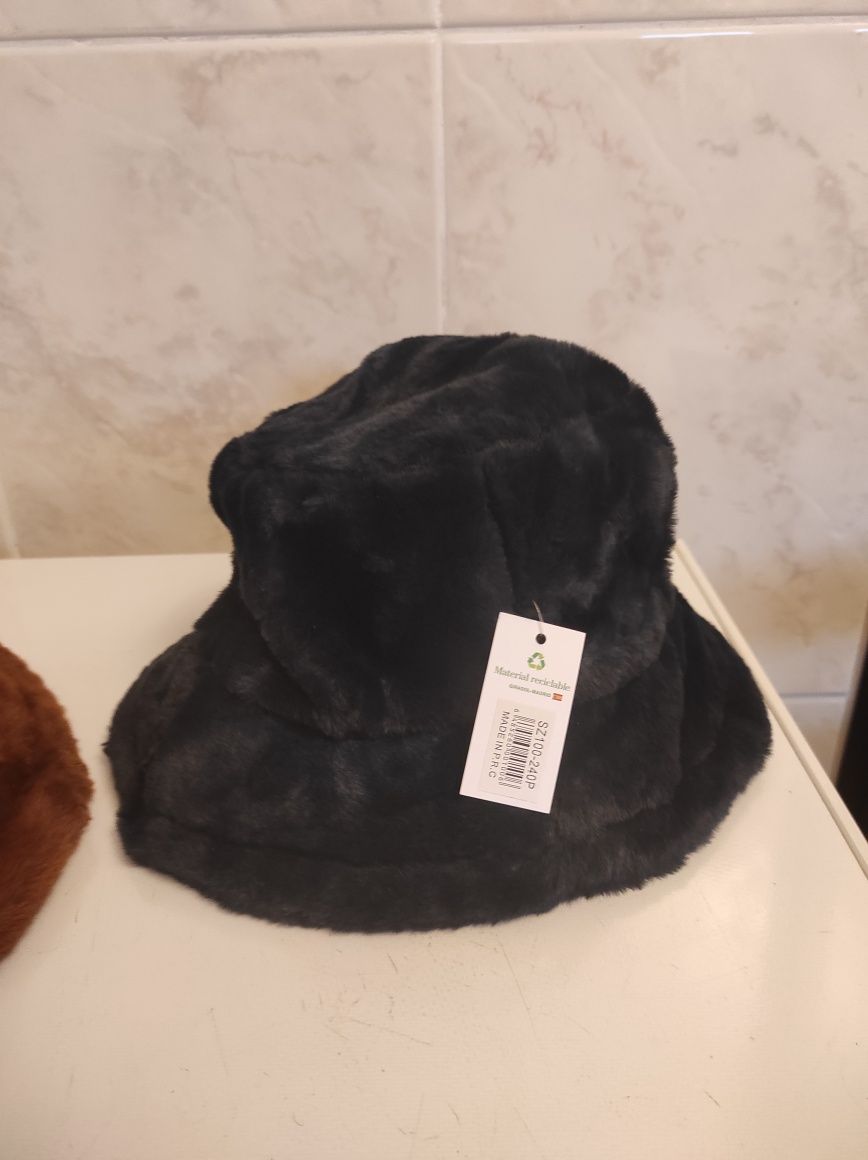 Chapéus de pêlo novos 5€ os 2