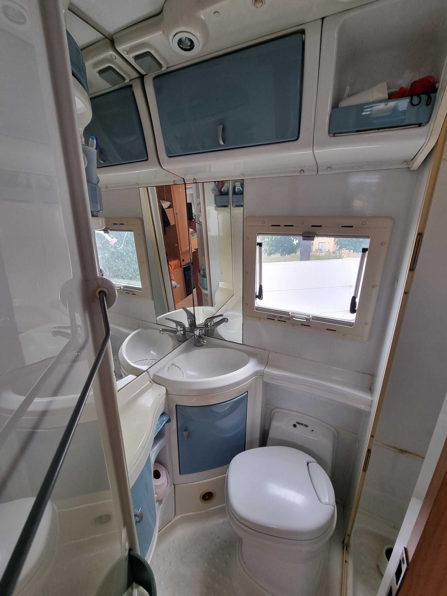 Autocaravana em óptimo estado, pronta a viajar.