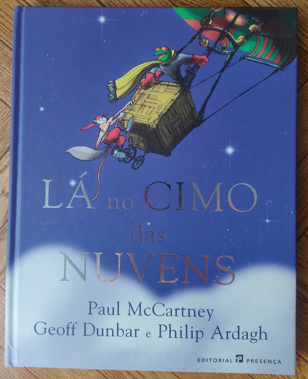 Livro " Lá no cimo das Nuvens"  de Paul McCartney