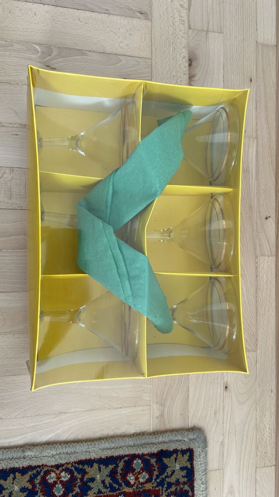 Kieliszki do Martini ze złotą obwódką