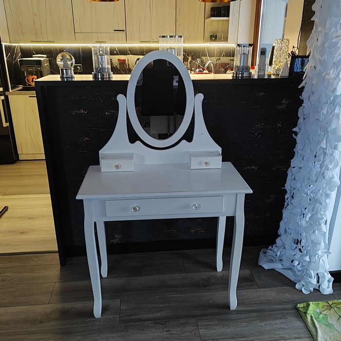 Toaletka biała z lustrem