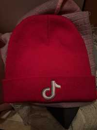 Червона шапка з логотипом Tiktok