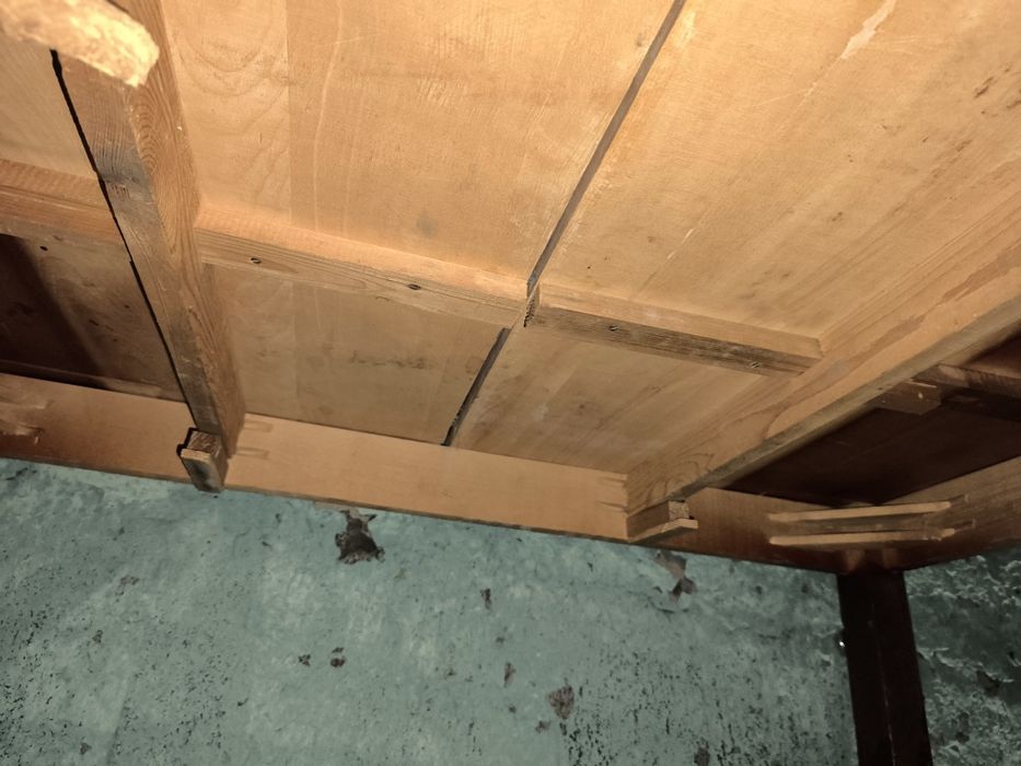 Віддам безкоштовно стару шафу та стіл. Самовивіз.