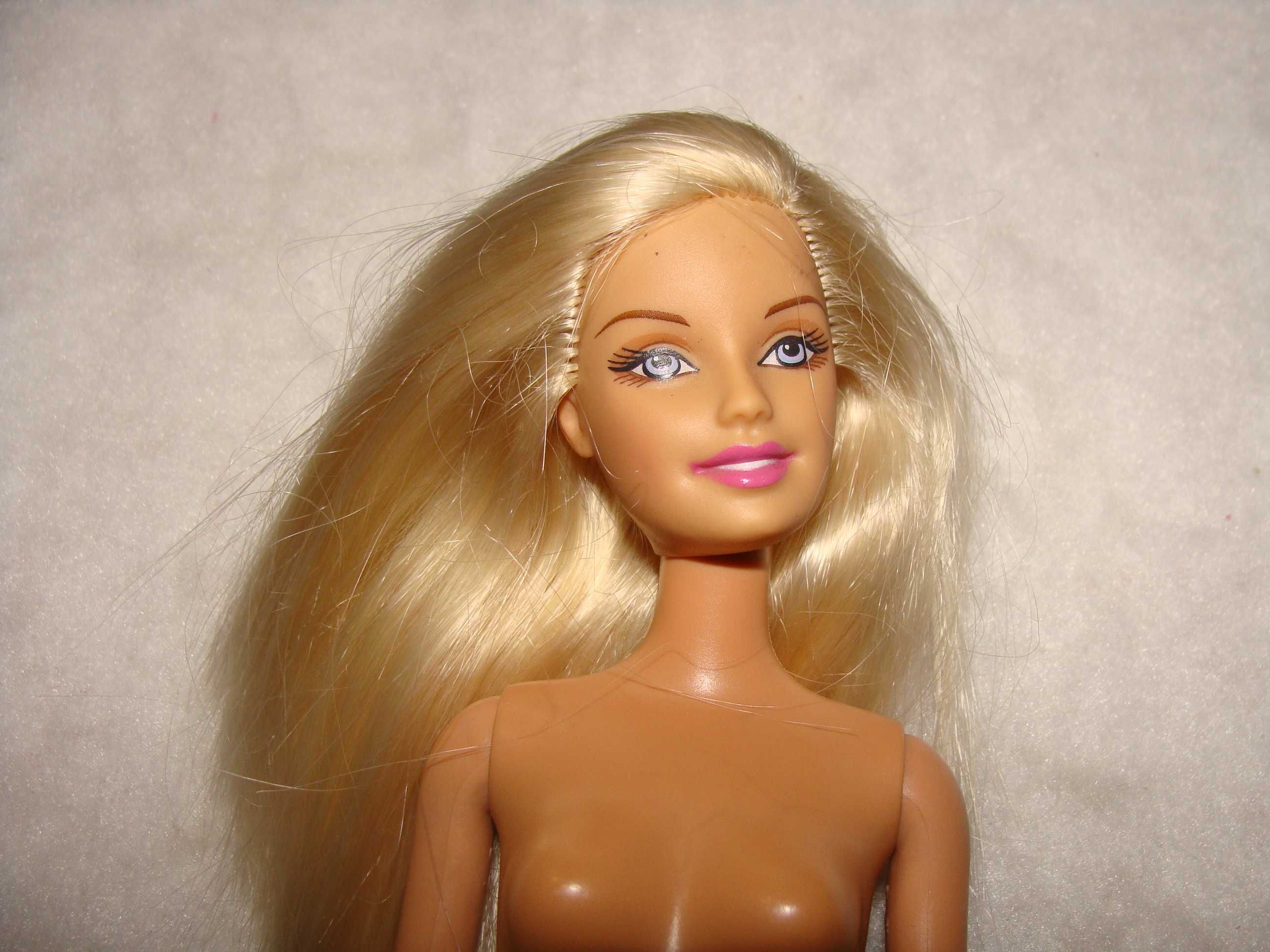 Boneca Barbie não identificada