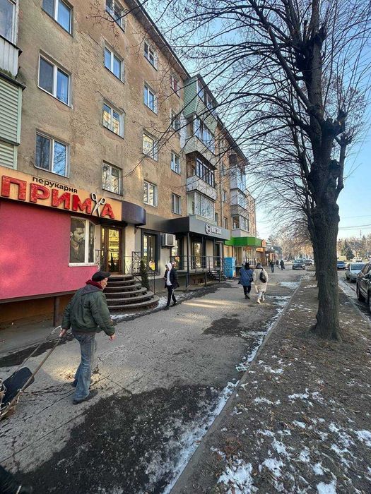 Пр. Миру 55м2 Продам ФАСАДНЕ приміщення з Хорошим Трафіком і Парковкою