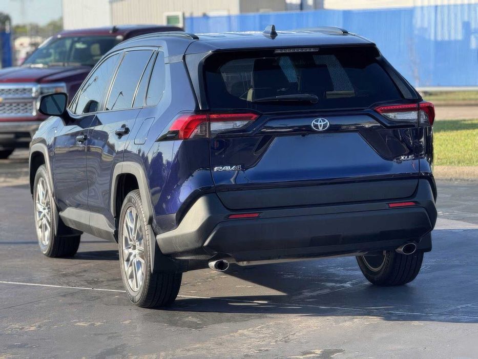 Toyota RAV4 XLE Premium      2021