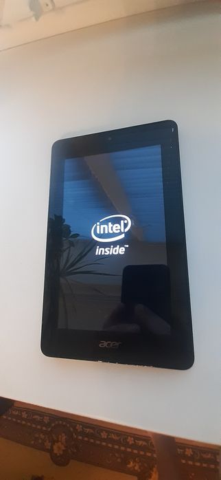 Планшет ACER 8 дюймов висит на заставке