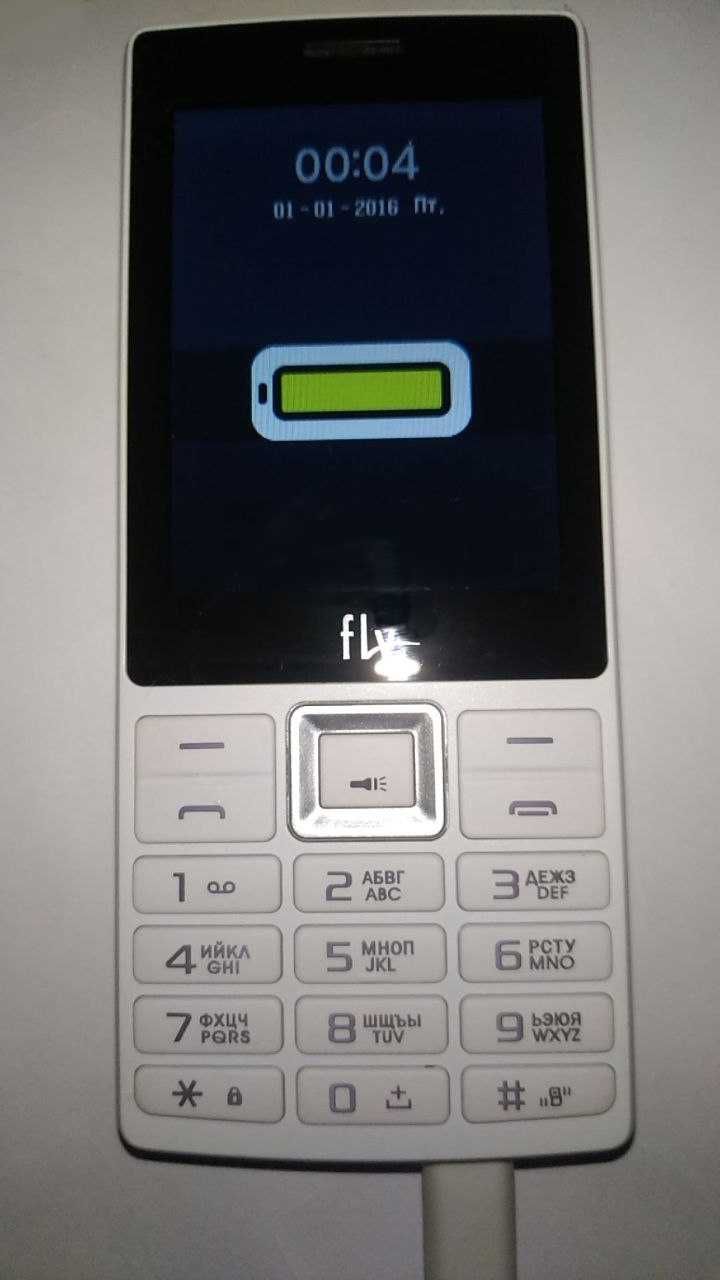Мобильный телефон новый на 3-Sim карты Fly TS112 White
