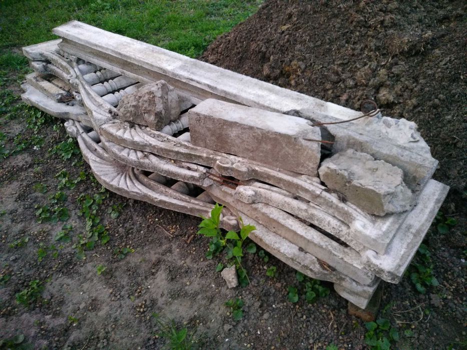 Віддаю секціїї бетонного паркану