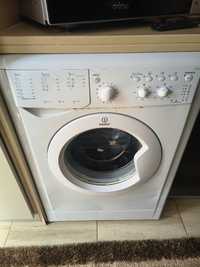 Máquina de lavar roupa INDESIT (7KG)