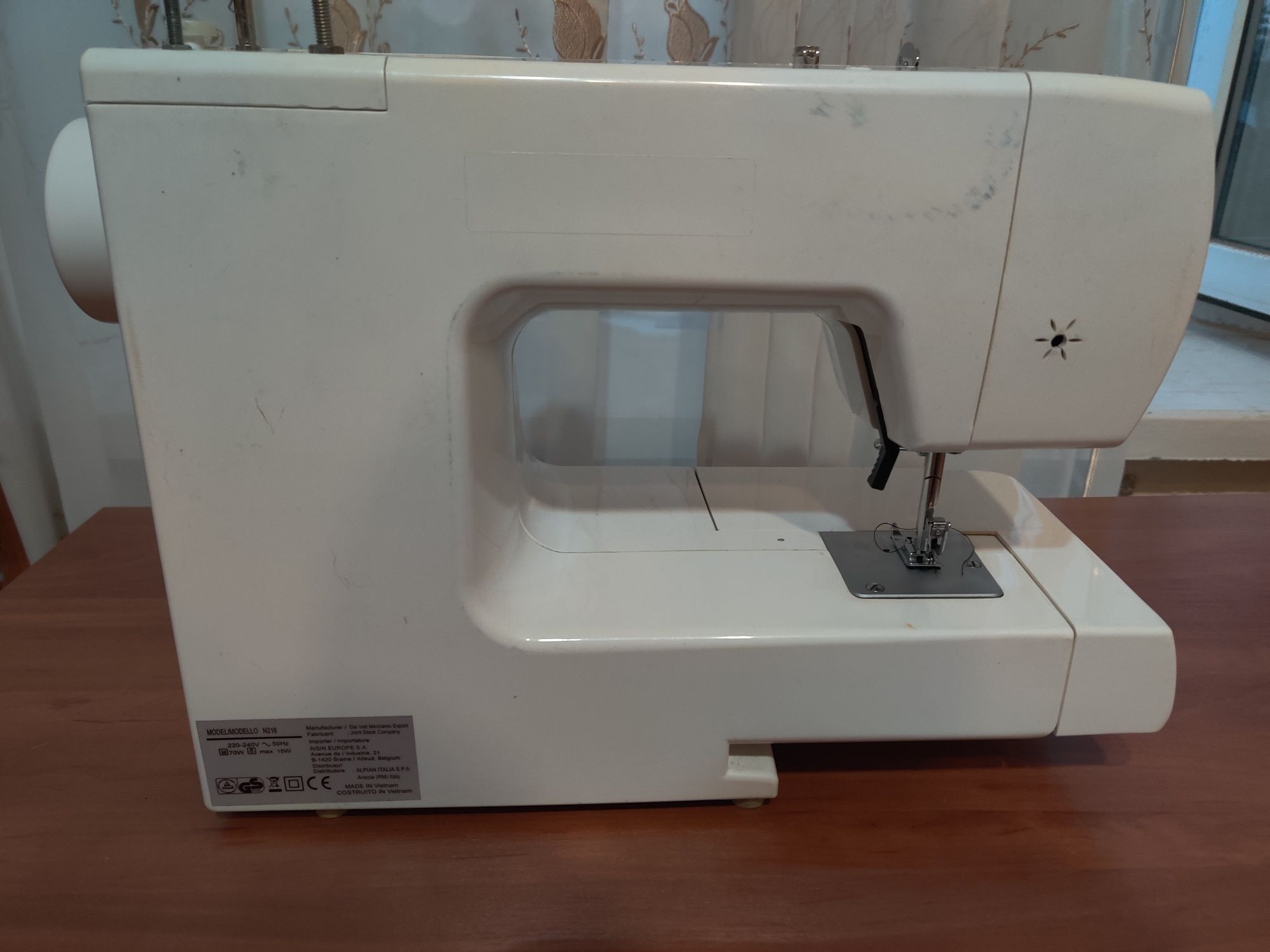 Продам швейную машинку necchi
