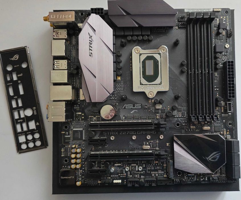 Intel QTJ0 (8C/16T, 4.9 GHz) + ASUS ROG STRIX Z270G GAMING