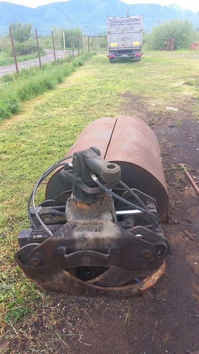 Вантажний автомобіль з маніпулятор, та причепом